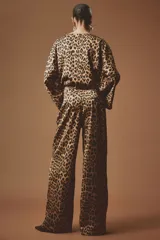 Pantalón sastrero amplio con estampado de leopardo, tiro alto, bolsillos al bies y piernas de corte recto y holgado.