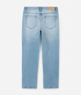 Pantalón de jean para hombre, corte recto, en color azul claro con acabado liso. Confeccionado en algodón, presenta un diseño atemporal y versátil.