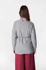 Saco abierto de punto color blanco, con diseño de textura cuadriculada en las mangas y corte holgado.