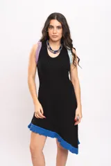 Vestido corto de punto negro con diseño asimétrico, sin mangas, con detalles de volados en tonos lila, celeste y azul en los tirantes y el borde inferior.