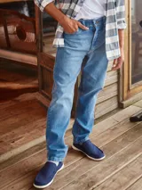 Pantalón de jean celeste de corte recto.