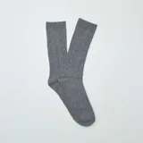 Par de medias de caña media color gris con diseño acanalado.