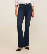 Pantalón de jean corte bootcut, color negro, con tiro alto, trabillas en la cintura, cierre de botón y bolsillo reloj.