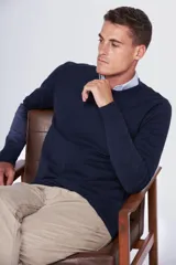 Sweater azul marino de tejido de hilo liviano 100% algodón, con cuello en V y logo bordado en el pecho.