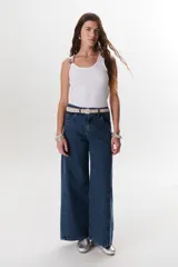 Jean de mujer color azul, de corte ancho y holgado, tiro alto y pespuntes en zigzag.