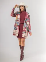 Chaqueta de estilo urbano confeccionada en material agamuzado con estampado artístico efecto acuarela en tonos borgoña, verde, ocre y celeste. Presenta solapas clásicas, cierre frontal y bolsillos laterales.