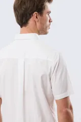 Camisa sport blanca de manga corta, con cuello abotonado, cierre frontal de botones y bolsillo ojal en el pecho.