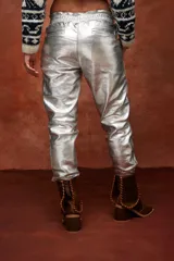 Pantalón babucha de cuero sintético color plateado metalizado, con cintura ancha elastizada y puños ajustados.
