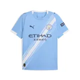 Camiseta de fútbol Puma del Manchester City, modelo Home Jersey. Diseño en color celeste con detalles en blanco en los laterales y cuello, incluyendo el escudo del club y el logo de la marca en el frente.
