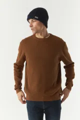 Sweater marrón de punto con cuello redondo y mangas largas. Corte clásico.