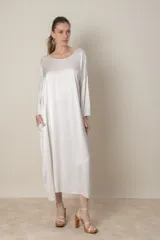 Vestido italiano tipo túnica de satén negro liso, de calce holgado.