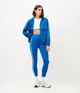 Pantalón legging deportivo Get Over de color azul, confeccionado en microfibra con cintura alta y ancha, recortes anatómicos y bies contrastante blanco a los lados.