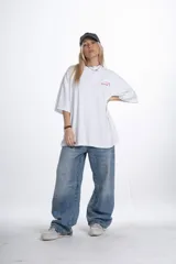 Remerón blanco de manga larga, corte holgado, con un pequeño bordado frontal en color rojo que dice "animal" con un arco sobre la palabra.