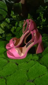 Sandalias de tacón grueso color rosa, con plataforma delantera y pulsera con hebilla al tobillo.