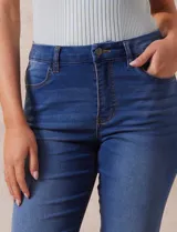 Jean skinny tiro medio color azul, marca One Five One, confeccionado en algodón elastizado. Cuenta con pretina con pasadores, cierre y botón metálico, bolsillos delanteros y traseros, y laterales sin costura.