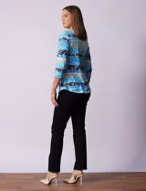 Remera de algodón con estampado floral y de rayas horizontales en tonos azules, negros y beige. Presenta escote redondo a la base y mangas tres cuartos.