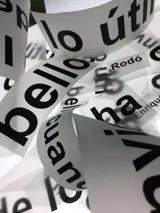 Remera negra de algodón con cuello redondo y mangas cortas. Estampado frontal con una frase del filósofo José Enrique Rodó en letras blancas de diferentes tamaños.