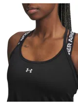 Musculosa deportiva Under Armour de corte holgado, con diseño de espalda deportiva y tirantes con logo de la marca. Presenta un tejido ligero y transpirable con aberturas laterales en el bajo.