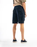 Bermuda cargo color negro de corte clásico, confeccionada en gabardina de algodón con lycra. Cuenta con bolsillos laterales con solapa y presillas para cinturón.