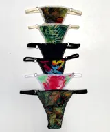 Pack de tres tangas estampadas con tiras finas ajustables en los laterales.