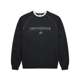 Buzo negro New Balance de cuello redondo, mangas raglán y puños y dobladillo de canalé. Cuenta con el logotipo y el texto "new balance athletics" estampados en el centro del pecho.
