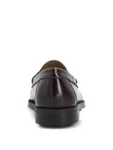 Mocasines de cuero color bordó, con diseño tipo penny loafer y suela de goma con tecnología BOUNCE de dos densidades para mayor comodidad.