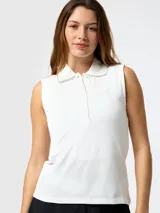 Remera polo sin mangas de piqué blanco, con cuello camisero y tapeta de botones frontal.