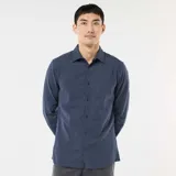 Camisa de manga larga con corte slim, confeccionada en tejido dobby con un sutil patrón geométrico repetitivo en color azul oscuro.