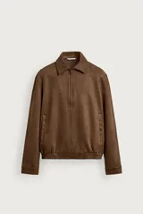 Cazadora regular fit de hombre confeccionada en tejido efecto ante, color marrón. Presenta cuello solapa, manga larga con puño abotonado, bolsillos frontales de vivo y bajo con elástico. Cierre frontal con cremallera.