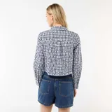 Camisa de manga larga con estampado de cuadros vichy en azul marino y blanco, con detalles de bordados florales en tono blanco y diseño corto.