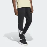 Pantalón deportivo Adidas de corte cónico, color negro con las icónicas tres tiras blancas en la parte inferior de una de las piernas y logo de la marca en el muslo. Cuenta con cintura elástica con cordón ajustable y puños acanalados.