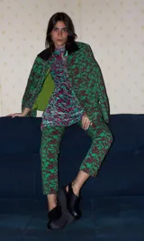 Vestido corto de terciopelo con estampado abstracto en tonos verde, marrón y fucsia. Tiene cuello alto, mangas largas y frunce en el frente.