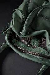 Bolso tote de cuero lavado negro con efecto gastado, interior amplio, bolsillos exteriores con cremallera, dos asas de mano y correa desmontable y regulable.
