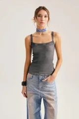 Musculosa de morley gris con efecto lavado, escote cuadrado y tirantes finos.
