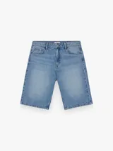 Bermuda de denim color blanco off-white, de tiro alto y corte recto y holgado, con bolsillos laterales y traseros.