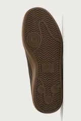Zapatilla deportiva estilo retro en color marrón, confeccionada con una combinación de piezas de cuero sintético y gamuza, con suela de goma a tono.