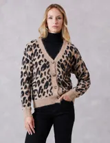 Cardigan de punto con estampado animal print, escote en V y cierre frontal con botones. Presenta puños y ruedo acanalados, con un diseño de calce holgado.