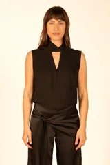 Blusa negra sin mangas con cuello alto con abertura en forma de V y lazo.