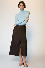 Jersey de punto celeste con cuello subido y manga larga, confeccionado con mezcla de lana.