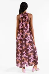 Vestido largo halter con estampado floral en tonos marrones y rosados, de diseño fluido sin mangas y cuello alto.