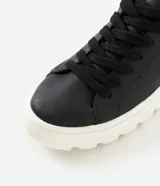 Championes Viko de diseño minimalista con acabado liso, capellada de poliuretano color negro, cordones al tono y suela bold volumosa de color blanco.