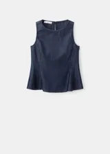Top sin mangas de efecto denim con cuello redondo y diseño ajustado en la cintura con ligero vuelo en el bajo. Cuenta con cierre de botón en la parte posterior del cuello.