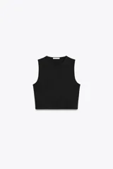 Camiseta negra de corte crop, cuello redondo y manga sisa, de calce ajustado (slim fit).