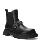 Botas tipo Chelsea de caña media, confeccionadas en material sintético color negro. Presentan elásticos laterales para un calce sencillo, suela track con plataforma y un detalle de hebillas metálicas circulares en la parte frontal.