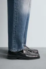 Mocasín de vestir fabricado en piel con acabado brillante, presenta detalle de antifaz en el empeine, plantilla de piel y suela a contraste con ligero tacón.