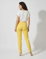 Pantalón de vestir color beige, marca Zac & Rachel, confeccionado en gabardina elastizada. Presenta pretina ancha con faja interna modeladora, largo de pierna con costura frontal pespunteada y bolsillos ojal simulados en la parte trasera.