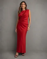 Vestido largo satinado color rojo, sin mangas, con escote drapeado elegante y caída fluida.