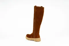 Bota de caña alta confeccionada en cuero nobuck color marrón, con suela track dentada y detalle de tirador en la parte superior de la caña.