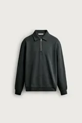 Sudadera tipo polo de corte regular, confeccionada en tejido técnico de algodón con elasticidad. Presenta cuello solapa, cierre frontal de cremallera, manga larga y acabados en rib en puños y ruedo.