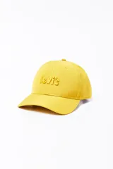 Gorra de béisbol Levi's color amarillo, con visera curva y logo de la marca bordado en relieve en el frente.